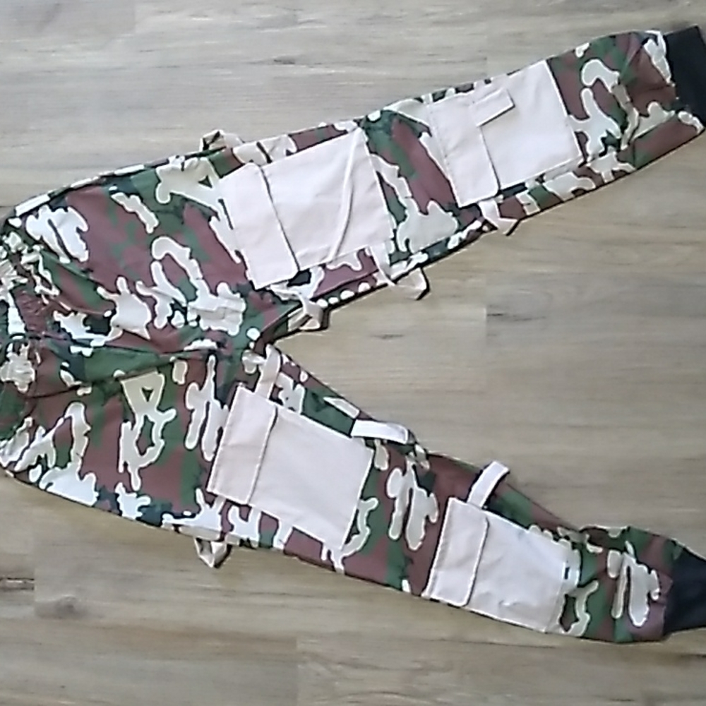 NWOT Womens Camouflage Cargo Joggers